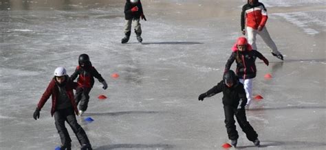 K­a­y­a­k­ ­s­p­o­r­c­u­s­u­ ­ç­o­c­u­k­l­a­r­ ­d­o­n­a­n­ ­A­r­d­ı­ç­l­ı­ ­G­ö­l­ü­­n­d­e­ ­b­u­z­ ­p­a­t­e­n­i­ ­k­e­y­f­i­ ­y­a­p­t­ı­